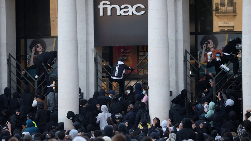 Fransa'da eylemciler belediye binasını yaktı. 1200 kişi gözaltında - Resim : 9