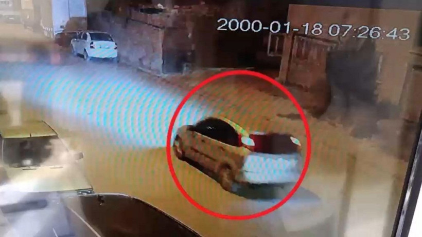 Caminin &ouml;n&uuml;ndeki Roma d&ouml;nemi eserini kep&ccedil;eyle &ccedil;aldılar! - Resim : 3