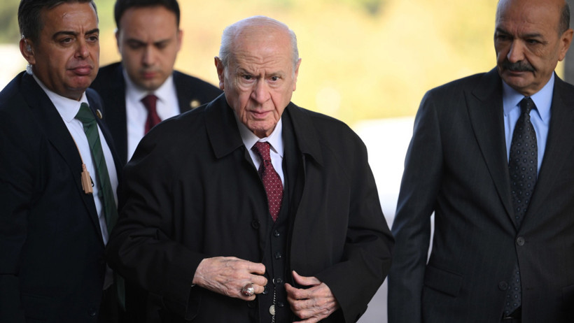 Bah&ccedil;eli&rsquo;nin T&uuml;rk bayraklı y&uuml;z&uuml;ğ&uuml;ndeki detay. Y&uuml;z&uuml;ğ&uuml;n &uuml;st&uuml;ndeki yazı okundu - Resim : 4