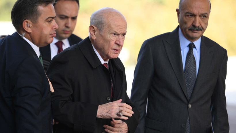 Bah&ccedil;eli&rsquo;nin T&uuml;rk bayraklı y&uuml;z&uuml;ğ&uuml;ndeki detay. Y&uuml;z&uuml;ğ&uuml;n &uuml;st&uuml;ndeki yazı okundu - Resim : 6
