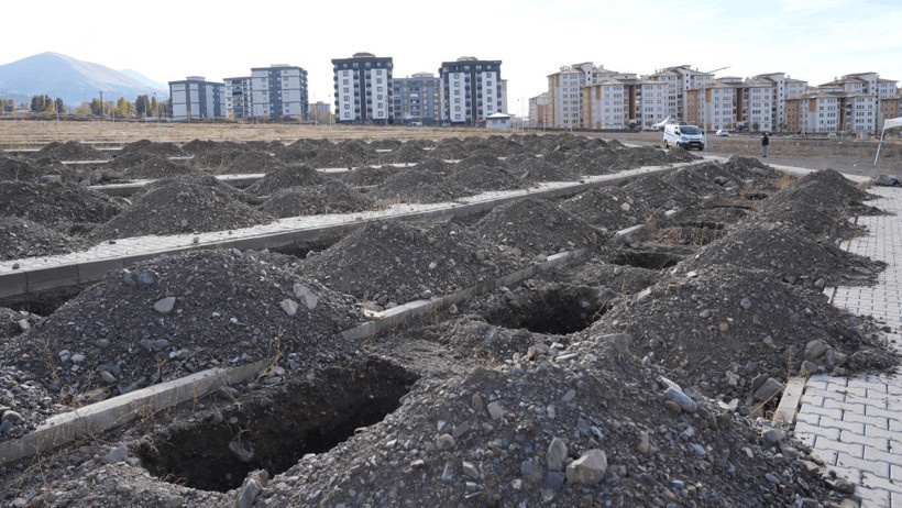 Erzurum’a yan yana 500 mezar kazılıyor. İşçiler aralıksız çalışıyor - Resim : 6