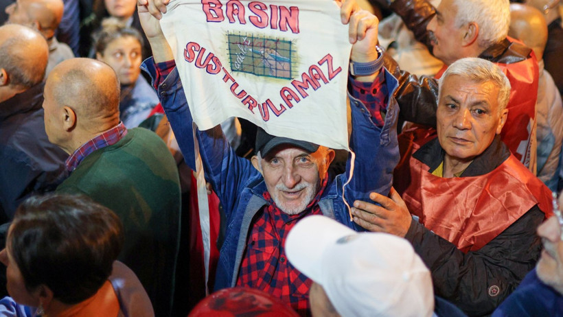 Özgür Özel Halk TV önünden seslendi: Gazetecilerin halklarını savunmak için buradayız - Resim : 2