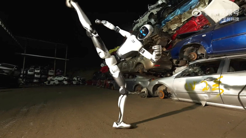 Çinli 'bodyguard' robot gündem oldu: Yumruk atıyor, tekme savuruyor, araç kaldırıyor - Resim : 3