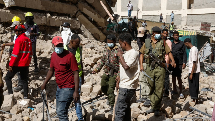 Kenya'da 18 katlı bina 7 saniyede iskambil kağıdı gibi çöktü. Altında 70'ten fazla insan var - Resim : 3