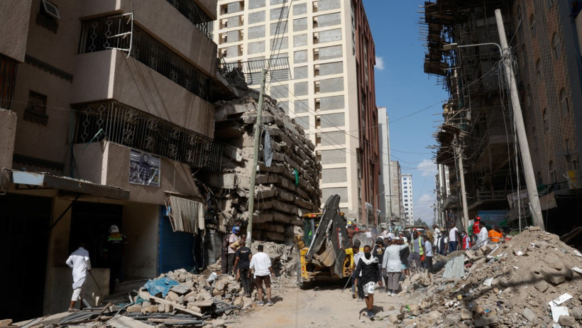 Kenya'da 18 katlı bina 7 saniyede iskambil kağıdı gibi çöktü. Altında 70'ten fazla insan var - Resim : 8