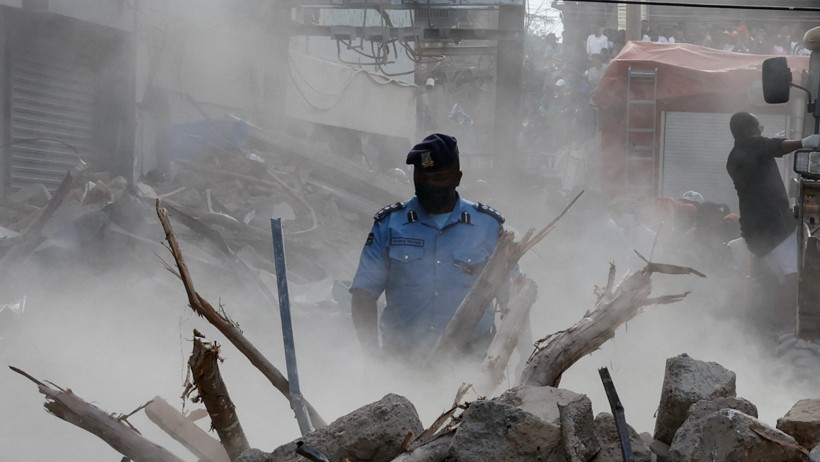 Kenya'da 18 katlı bina 7 saniyede iskambil kağıdı gibi çöktü. Altında 70'ten fazla insan var - Resim : 7