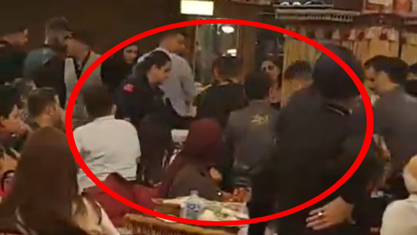 Hakkı Bulut'tan &uuml;z&uuml;c&uuml; haber. Sahneden sedyeyle indirildi - Resim : 1