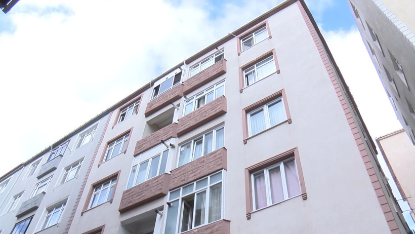 Eve kilitlenen 2 kız çarşafla kaçmaya çalıştılar. Biri yaşam savaşı veriyor - Resim : 4