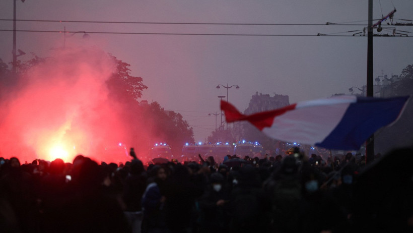 Fransa'da &ouml;fke dinmiyor. Y&uuml;zbinler sokakta yaklaşık bin g&ouml;zaltı - Resim : 6