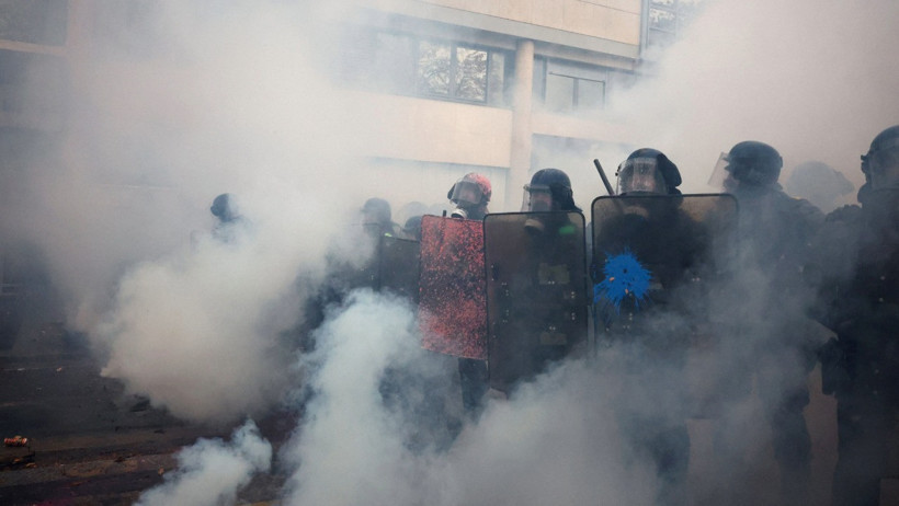 Fransa'da &ouml;fke dinmiyor. Y&uuml;zbinler sokakta yaklaşık bin g&ouml;zaltı - Resim : 1