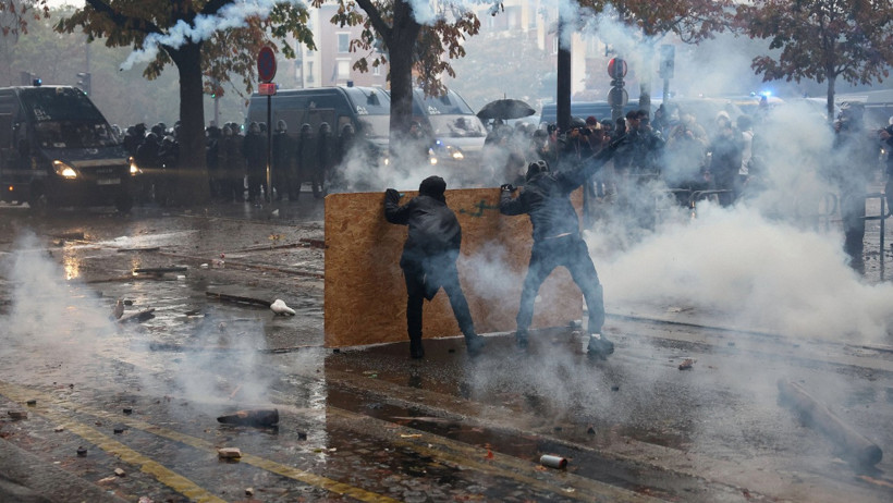 Fransa'da &ouml;fke dinmiyor. Y&uuml;zbinler sokakta yaklaşık bin g&ouml;zaltı - Resim : 4