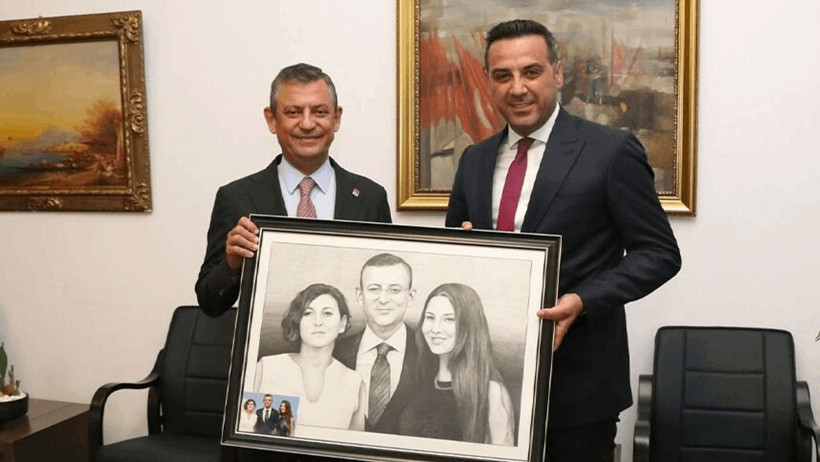 AKP'ye geçen belediye başkanı Atatürk fotoğraflarını kaldırdı Erdoğan'ın fotoğrafını astı - Resim : 1
