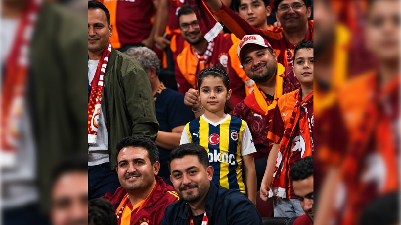 Galatasaray stadında mutlu bir Fenerbahçeli - Resim : 3