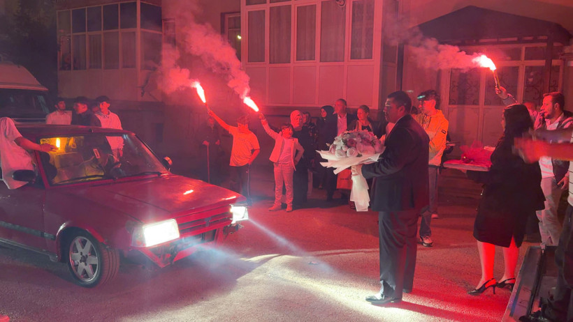 Meşalelerle kız istemeye gitti! &Ccedil;ekicideki otomobile patinaj yaptırdı - Resim : 8