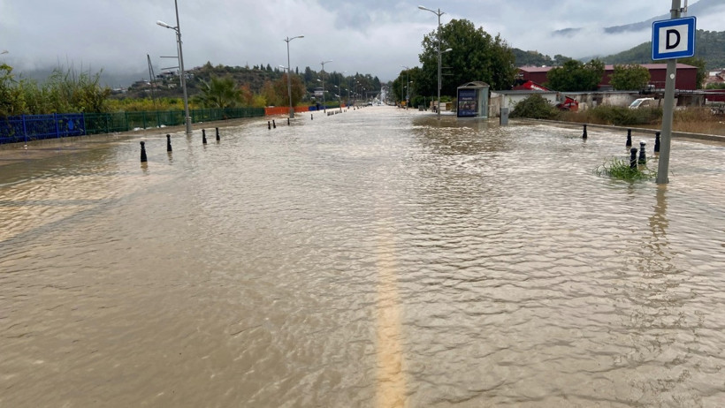 Bodrum, Marmaris ve Dalaman'ı sel vurdu. Dere taştı. Az ötesi deniz - Resim : 5