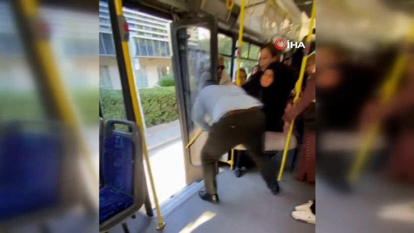 Belediye otobüsünde "Halı" kavgası! Şoför orta kapıyı açıp dışarı attı - Resim : 1