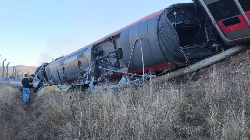 İspanya&rsquo;daki tren faciasının ilk g&ouml;r&uuml;nt&uuml;leri geldi - Resim : 2