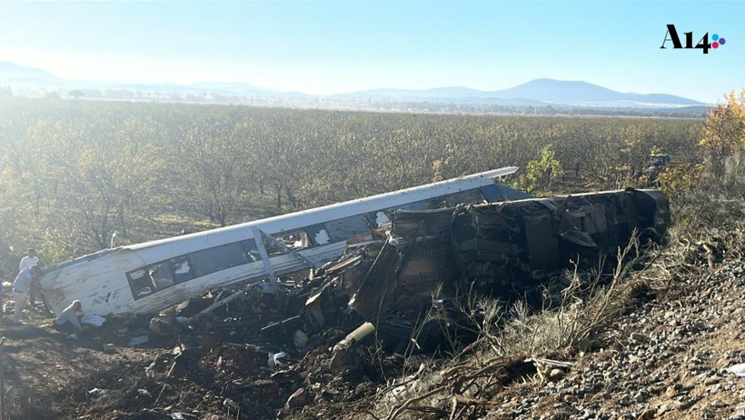 İspanya&rsquo;daki tren faciasının ilk g&ouml;r&uuml;nt&uuml;leri geldi - Resim : 9