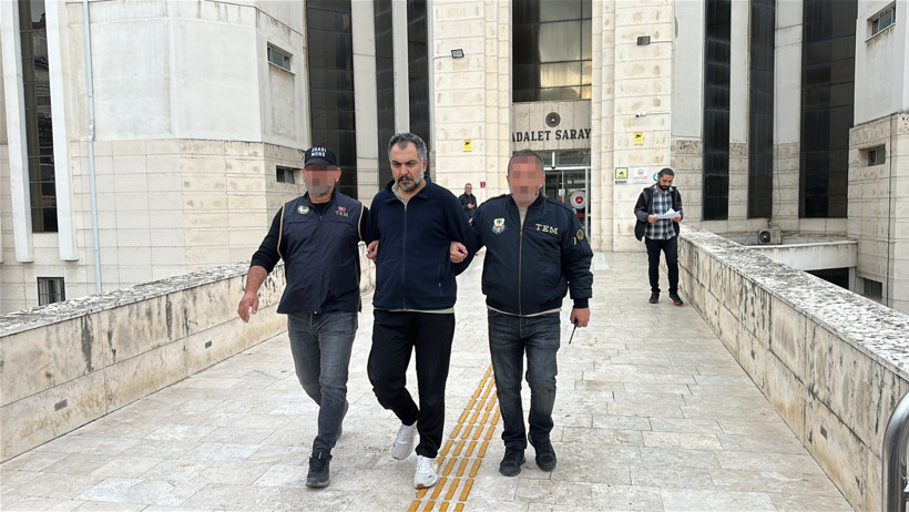 Türk bayrağına ve Atatürk’e rezil hareket yapan resim öğretmeni tutuklandı - Resim : 3