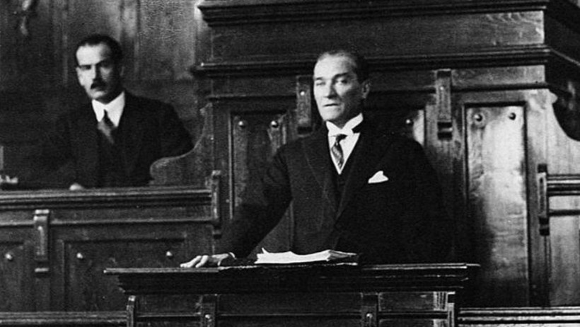 Herkes ayağa kalksın! Atatürk: Efendiler yarın Cumhuriyet’i ilan edeceğiz - Resim : 2