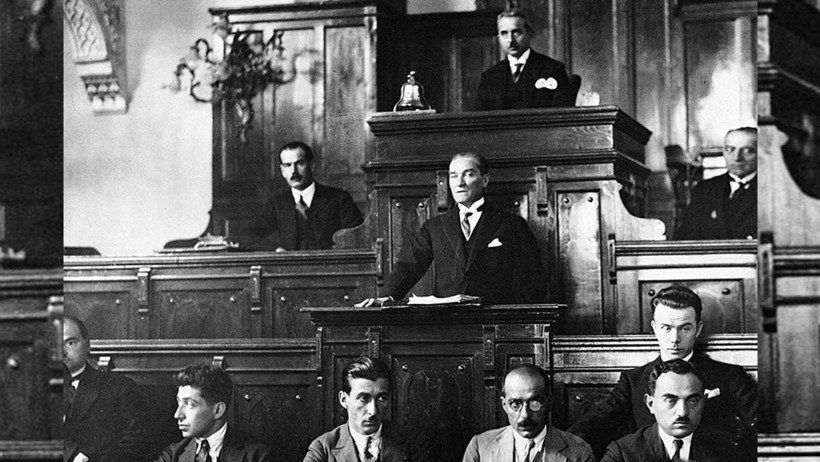 Herkes ayağa kalksın! Atatürk: Efendiler yarın Cumhuriyet’i ilan edeceğiz - Resim : 1
