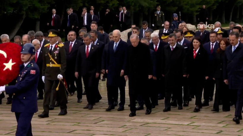 Ata'nın huzuruna Cumhurbaşkanı Erdoğan ve Özgür Özel beraber çıktı - Resim : 1