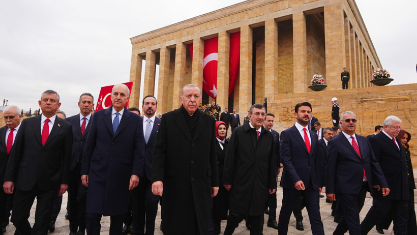 Ata'nın huzuruna Cumhurbaşkanı Erdoğan ve Özgür Özel beraber çıktı - Resim : 3
