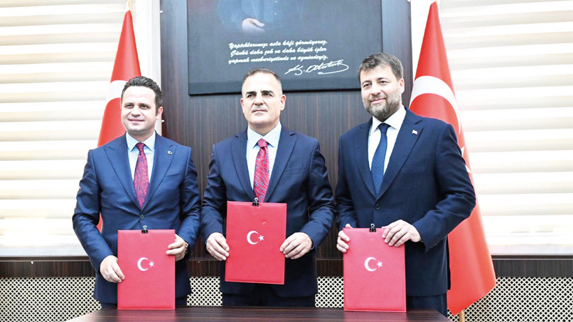 Vali de fonda kilitli kaldı. &ldquo;Cevap vermek zorunda mıyım, &ouml;zel hayatım&rdquo; - Resim : 2