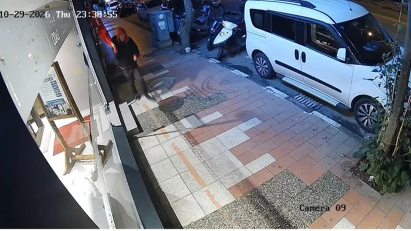 Türk bayrağını yere atan kişinin raporu ortaya çıktı - Resim : 1