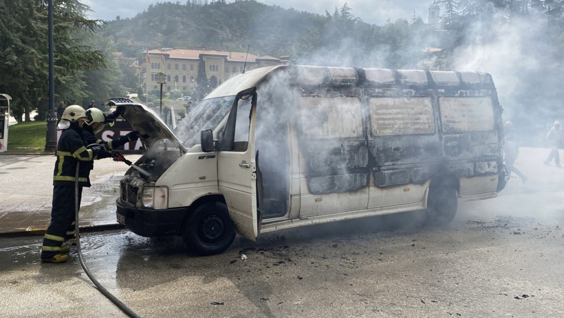 Polise teslim etmek istemedi, aracını yaktı - Resim : 2