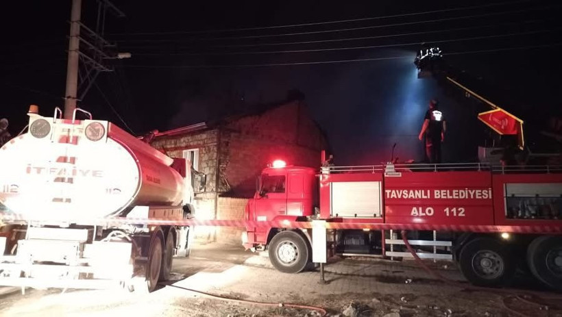 Gece yarısı köyü alevler sardı: 3 ev küle döndü - Resim : 1