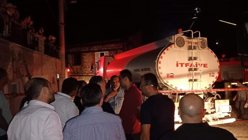 Gece yarısı köyü alevler sardı: 3 ev küle döndü - Resim : 2