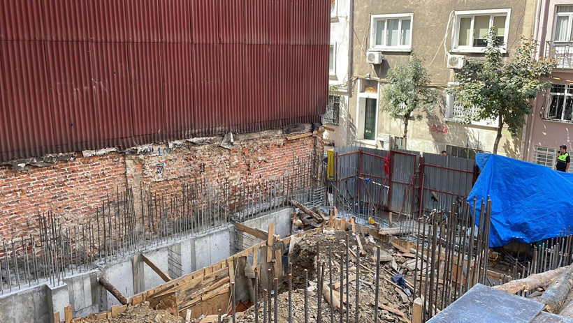 Beyoğlu'nda göçük: İşçiyi arkadaşları kurtardı - Resim : 1