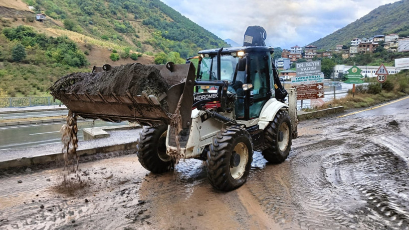 Trabzon'da sağanak: 4 ilçede toprak kayması oldu - Resim : 3