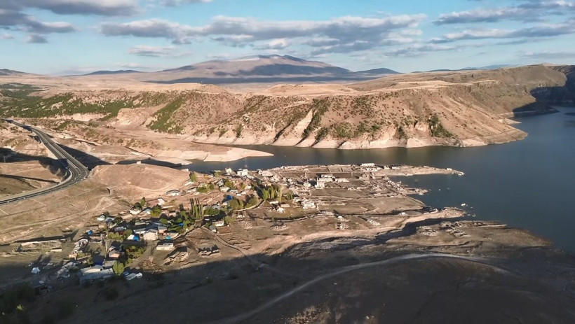 Baraj suları çekildi, eski köy tamamen ortaya çıktı - Resim : 1