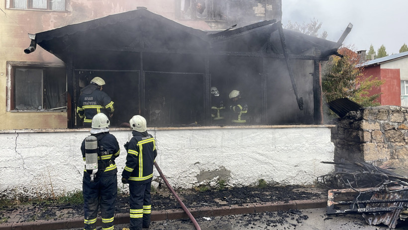 Sivas’ta iki katlı ev yandı: Kundaklama şüphesiyle bir kişi gözaltında - Resim : 1