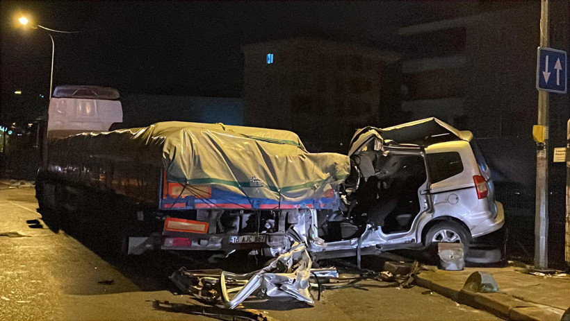 ‘Dur’ ihtarına uymayan araç tıra çarptı: 1 ölü, 2 yaralı - Resim : 1