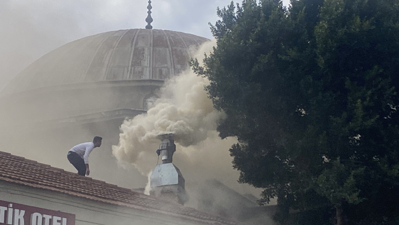 Restoran bacasındaki yangın sokağı dumana boğdu - Resim : 1