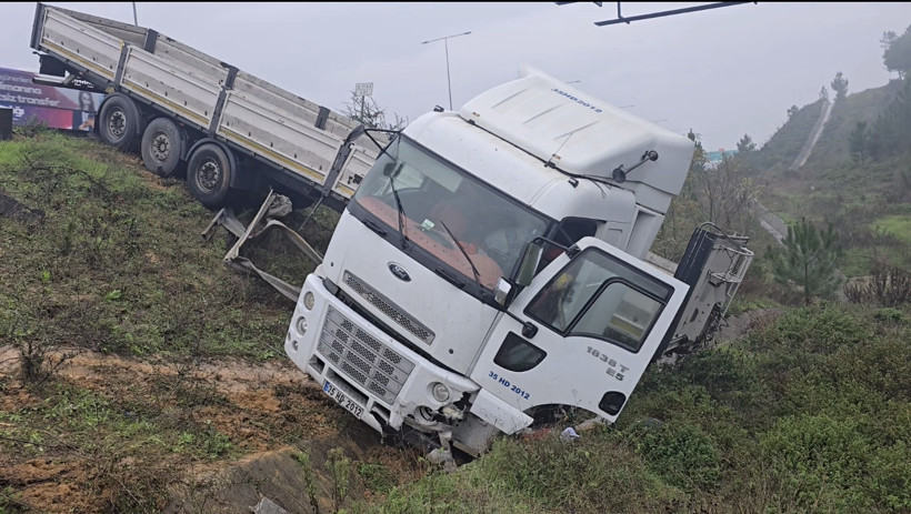 Beykoz'da feci kaza: TIR metrelerce yuvarlandı - Resim : 2