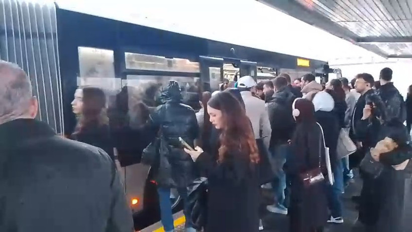 Arızalanan metrobüs trafiği kilitledi - Resim : 1