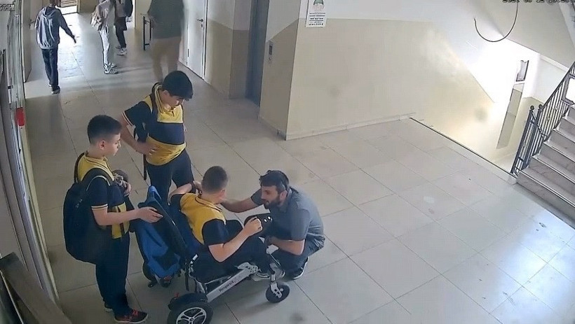 Asansör bozuldu, müdür yardımcısı engelli öğrencisini sırtında taşıdı - Resim : 2