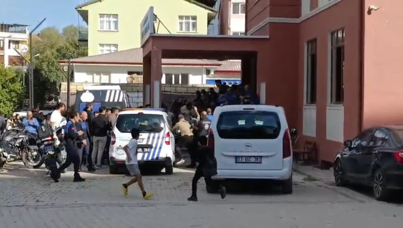 Zabıta amirliği önünde ortalık karıştı! Tekmeler ve yumruklar havada uçuştu - Resim : 1