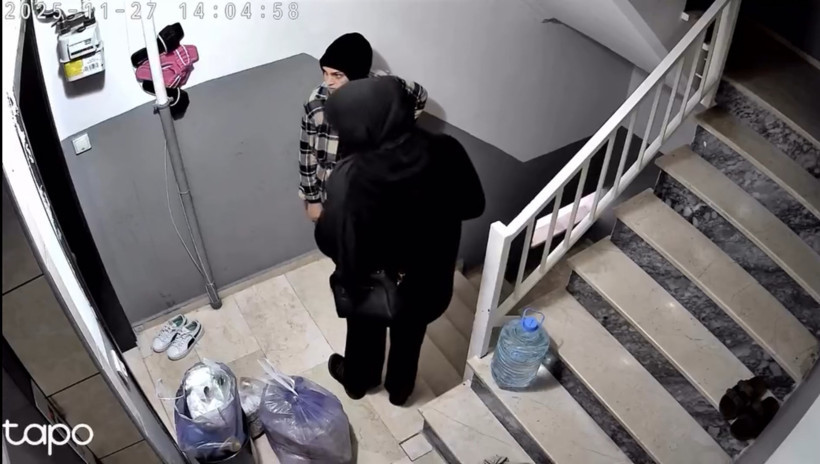 Kapısını yoklayan kadınlara kameradan seslendi: “Sizi görüyorum!” - Resim : 1