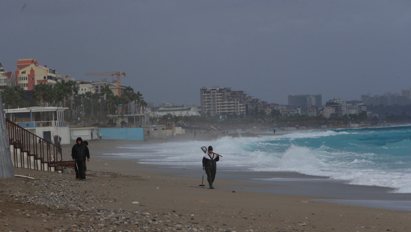 Fırtınayı fırsata &ccedil;evirdiler, dedekt&ouml;rle sahile koştular - Resim : 1