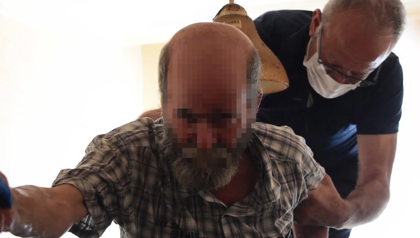 Yaşadığı çöp evde mahsur kalınca polisi arayıp yardım istedi - Resim : 1
