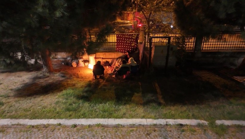 İstanbul'da deprem korkusu: Geceyi dışarıda geçiriyorlar - Resim: 4