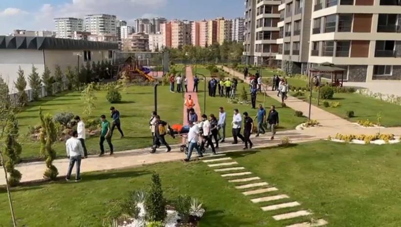 Site bahçesinde iki grup birbirine girdi: Yaralılar var - Resim : 1