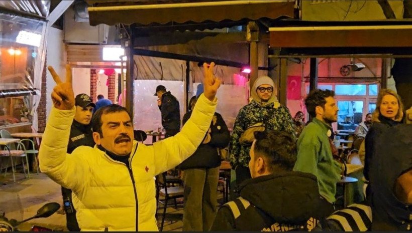 Ufuk Bayraktar, 8 Mart yürüyüşüne katılan kadınlara saldırmaya kalkıştı - Resim : 1