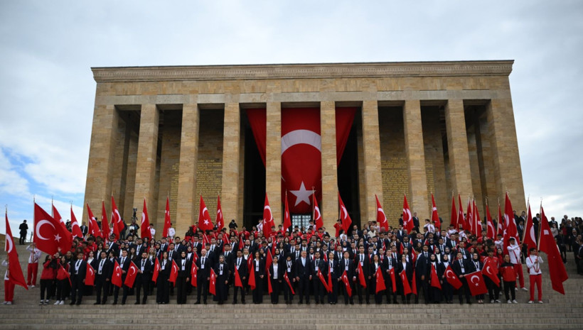 Gençler Ata'sına koştu - Resim: 7