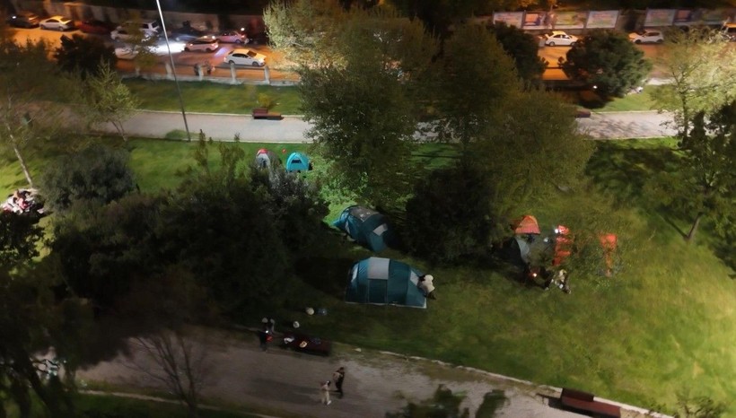 İstanbul'da deprem korkusu: Geceyi dışarıda geçiriyorlar - Resim: 1
